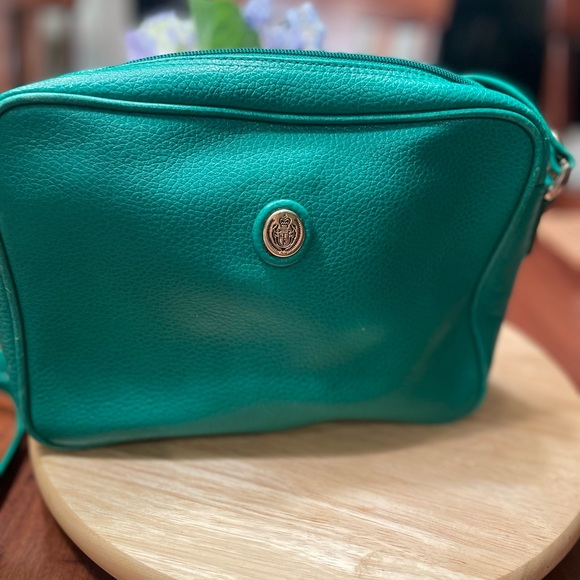 Liz Claiborne Crossbody or shoulder purse Adds a Great pop of green. Gold metal. - Picture 3 of 17